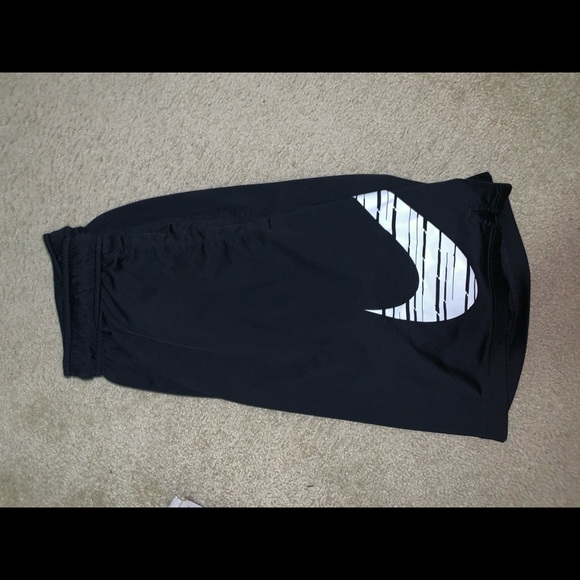 Nike dri fit shorts size L - Picture 2 of 3